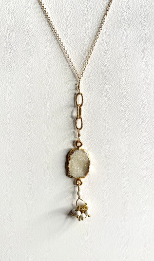 #230 druzy/white seed bead dangle necklace